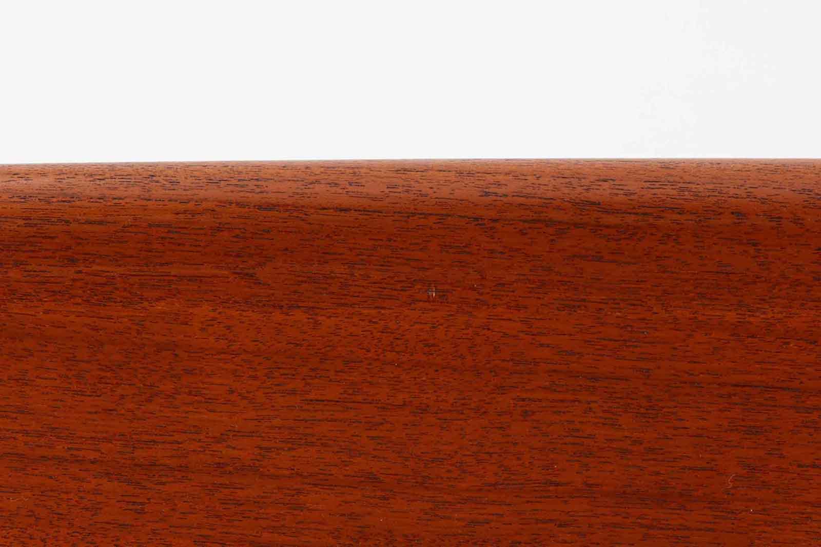 デンマークより買い付けました。女性デザイナー"グレーテヤルク"によってデザインされたセンターテーブルです。滑らかなラインが特徴的で柔らかい印象です。