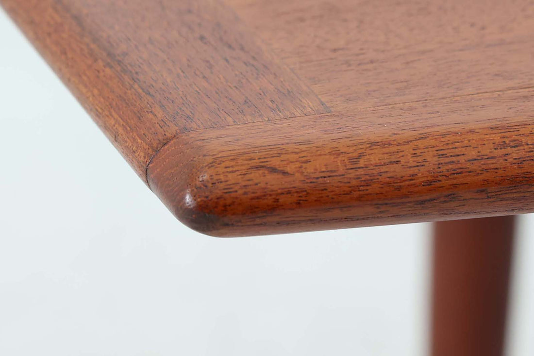 デンマークより買い付けました。女性デザイナー"グレーテヤルク"によってデザインされたセンターテーブルです。滑らかなラインが特徴的で柔らかい印象です。