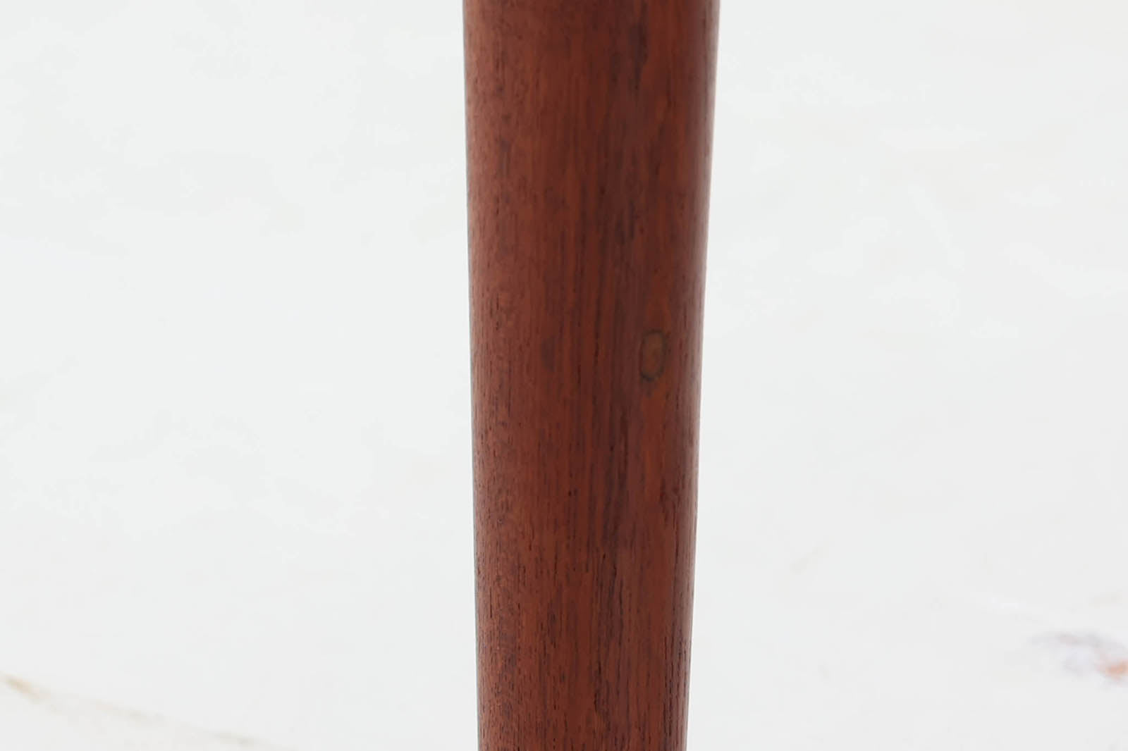 デンマークより買い付けました。女性デザイナー"グレーテヤルク"によってデザインされたセンターテーブルです。滑らかなラインが特徴的で柔らかい印象です。