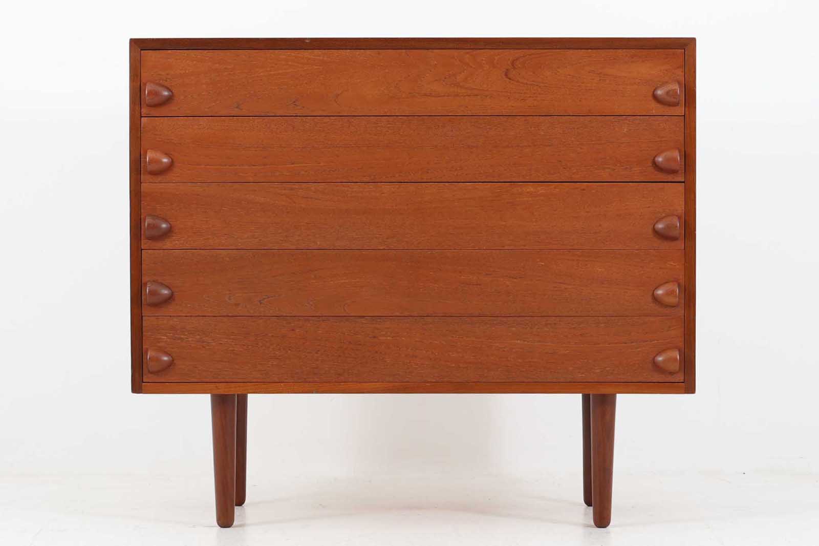 北欧より買い付けた5段チェストです。両サイドに取手がある珍しいデザインです。幅が広めで収納力がございます。本体には良質なチーク材が使用されています。