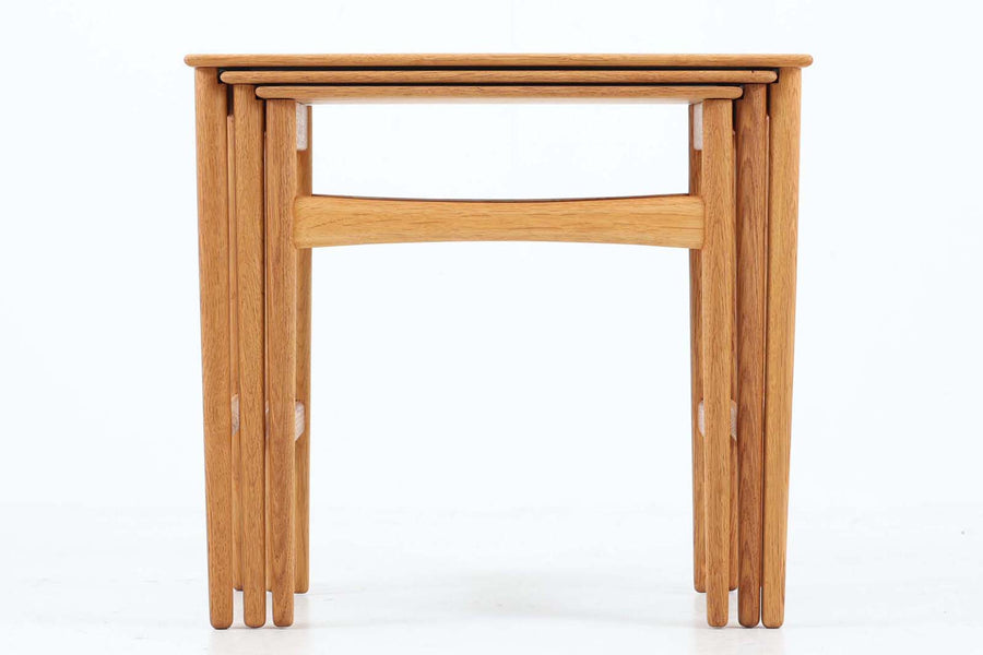 デンマーク製のネストテーブル「AT40」です。良質なオーク無垢材が使用されています。