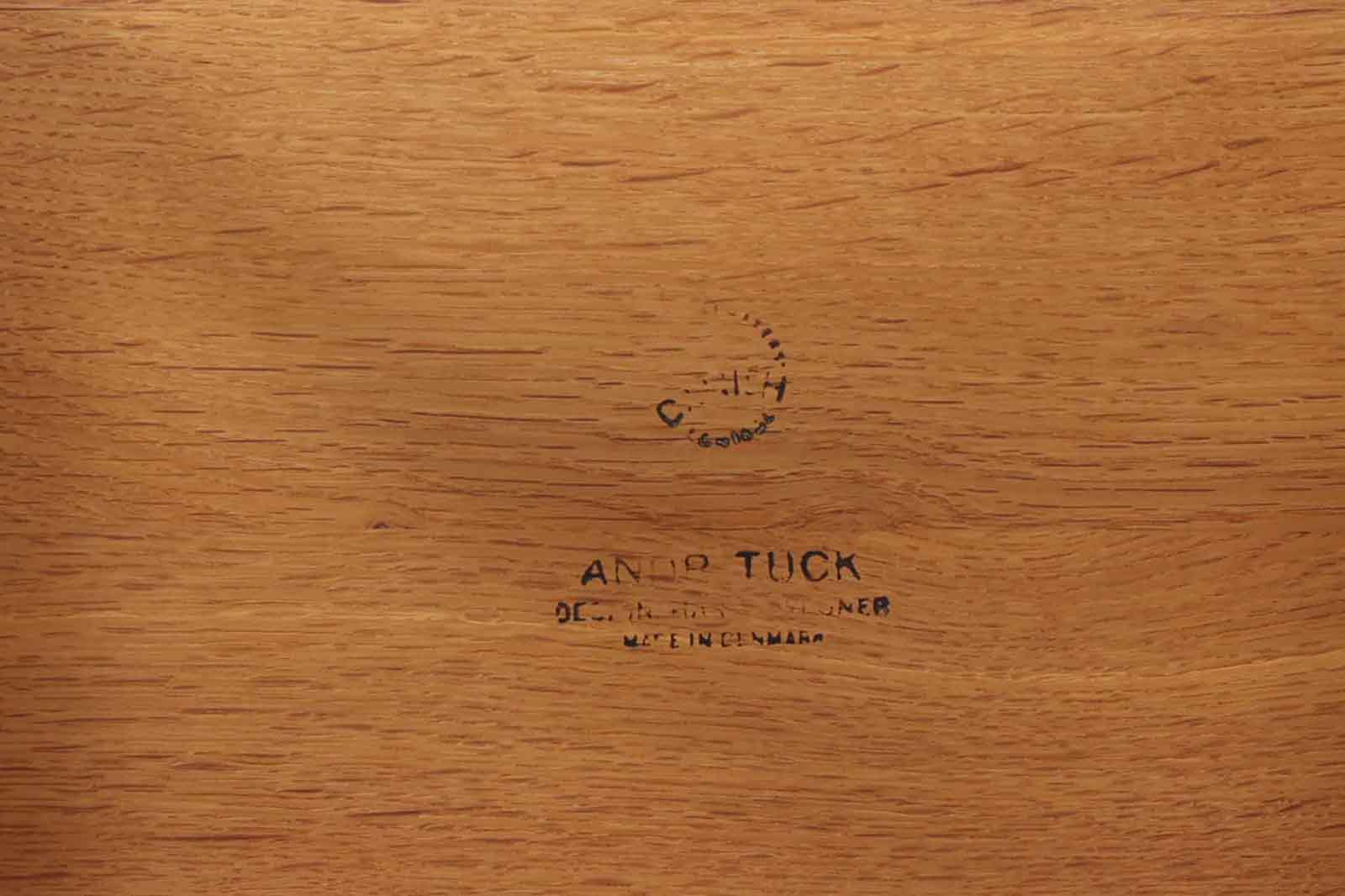 デンマーク製のネストテーブル「AT40」です。良質なオーク無垢材が使用されています。