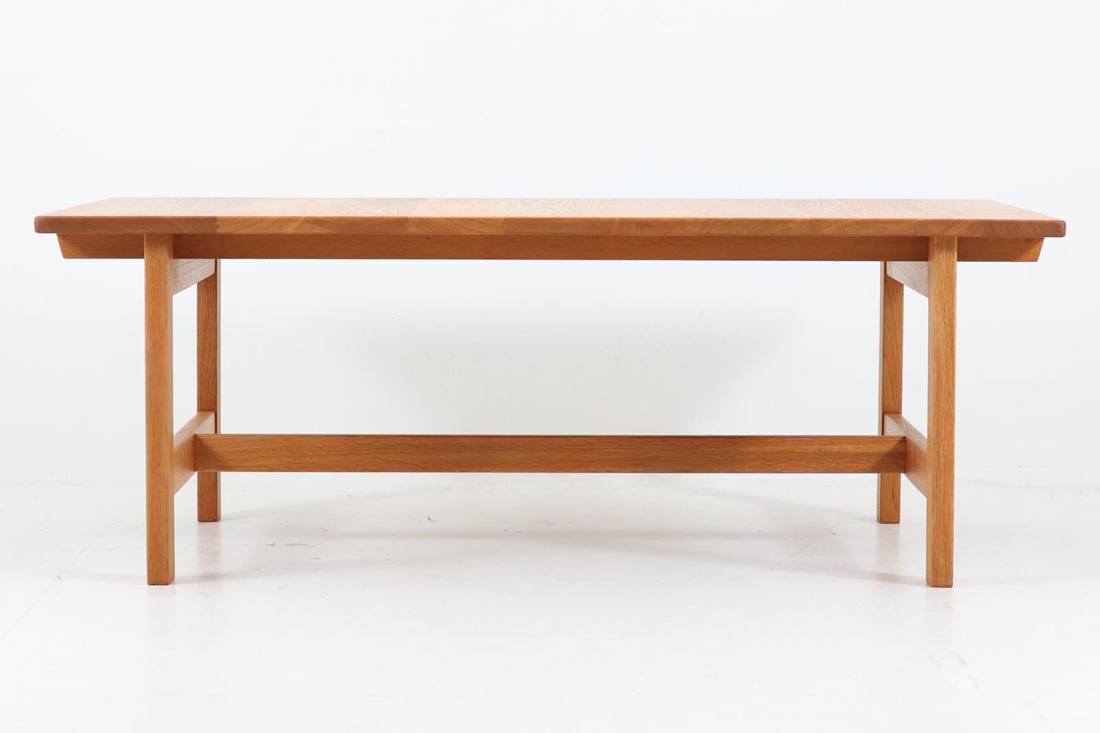 KurtOstervigによるセンターテーブルです。オーク無垢材が使用されたシンプルで使い勝手の良いデザインです。