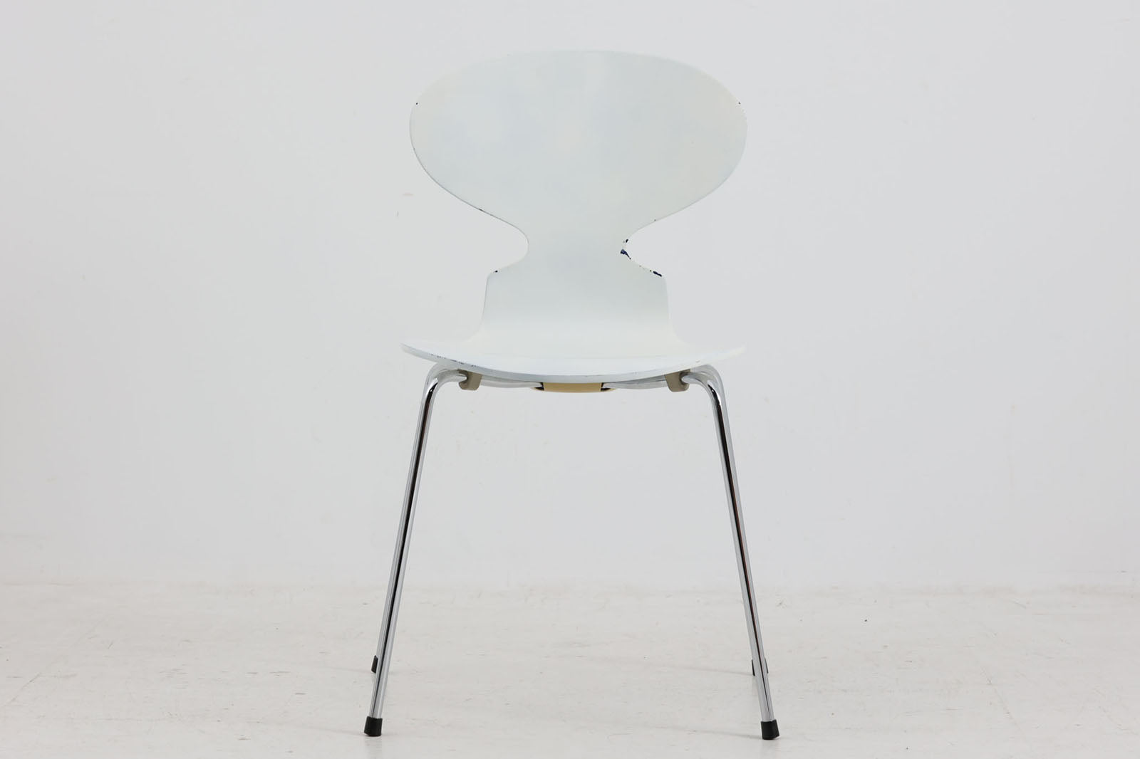 北欧より買い付けました。ArneJacobsenデザインのアントチェアです。