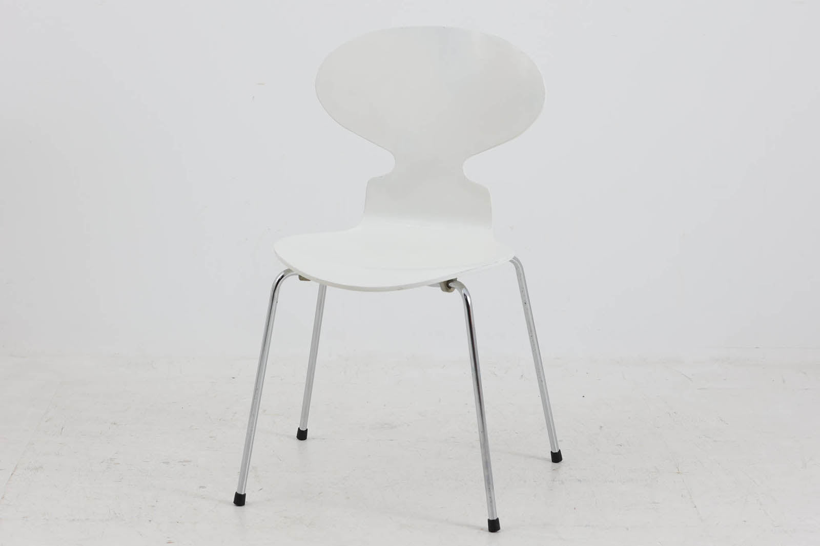 北欧より買い付けました。ArneJacobsenデザインのアントチェアです。