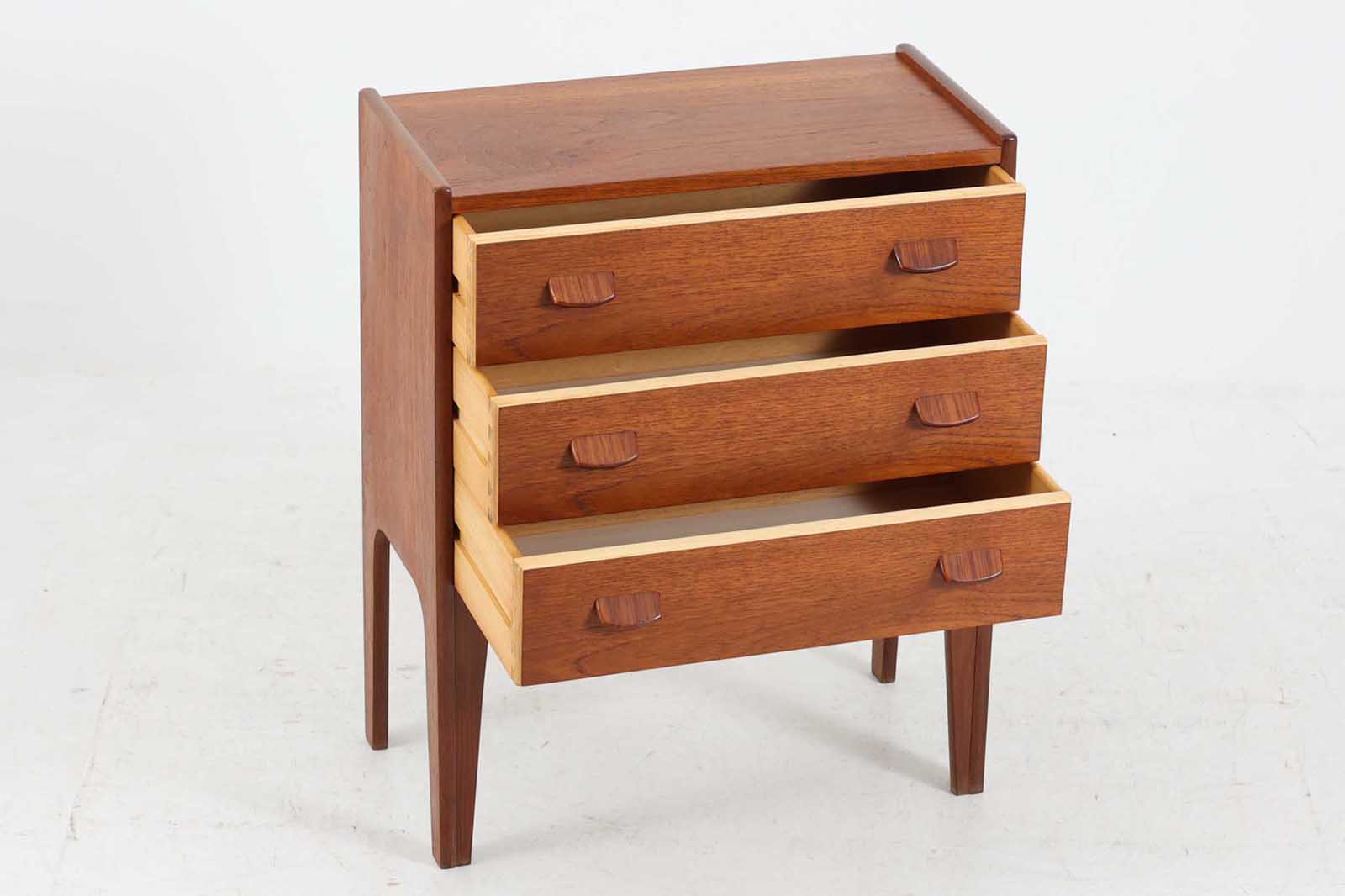 デンマークより買い付けた3段チェストです。お洒落な取手と側面と脚が一体になった形状が特徴的なデザインです。良質なチーク材が使用されています。希少な作品です。