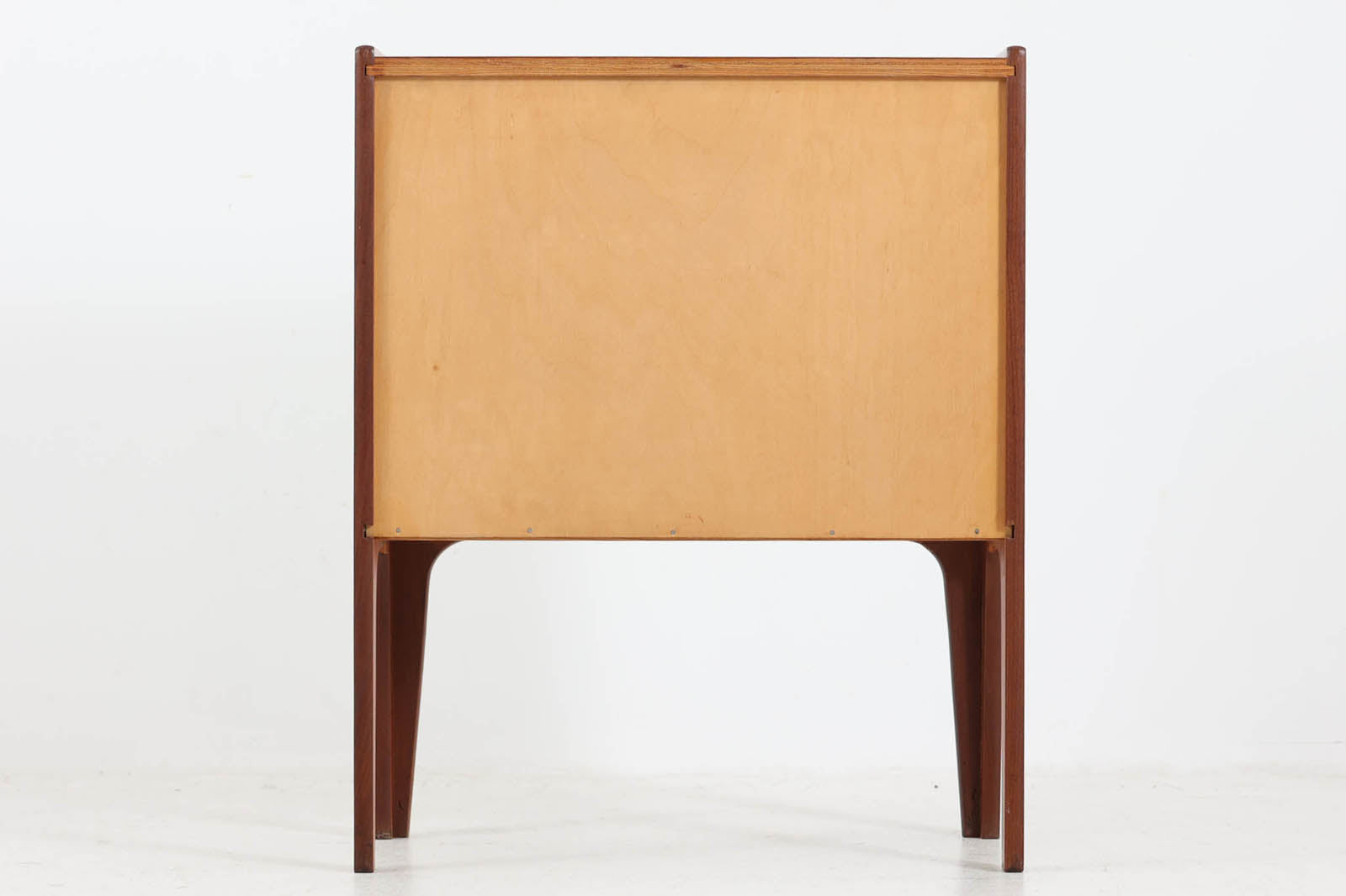 デンマークより買い付けた3段チェストです。お洒落な取手と側面と脚が一体になった形状が特徴的なデザインです。良質なチーク材が使用されています。希少な作品です。