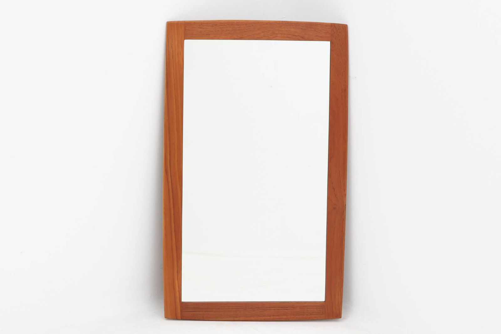 北欧より買い付けたビンテージミラーです。フレームには良質なチーク材使用されており、高級感がございます。
