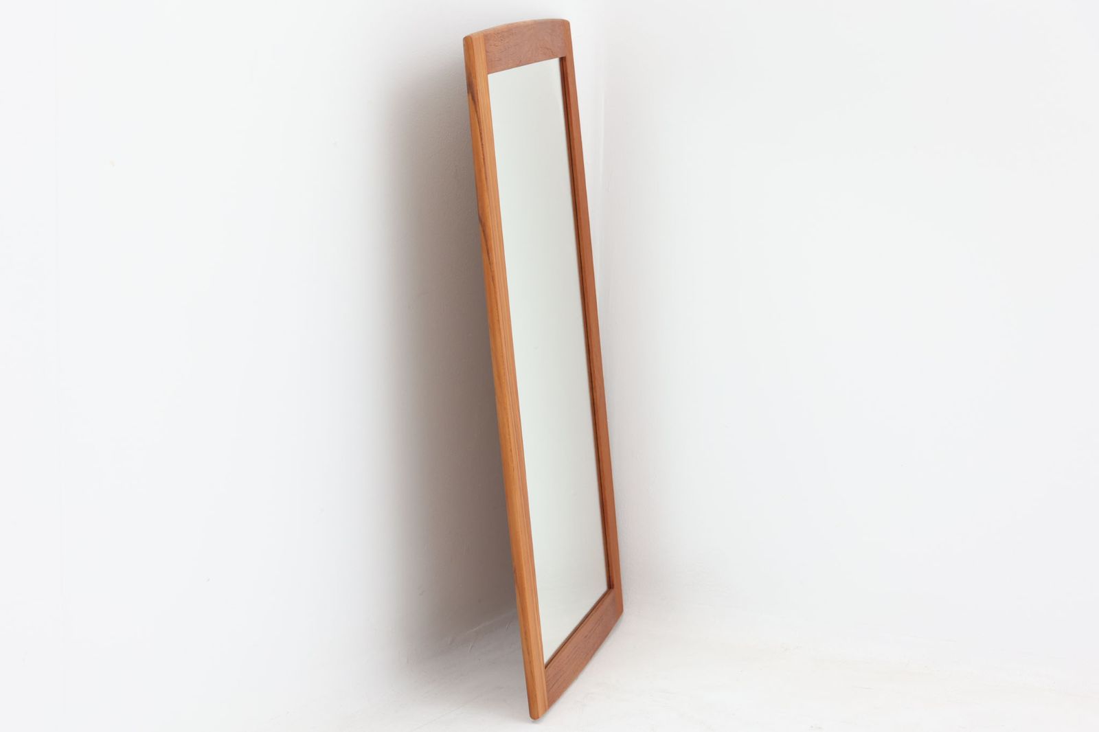北欧より買い付けたビンテージミラーです。フレームには良質なチーク材使用されており、高級感がございます。