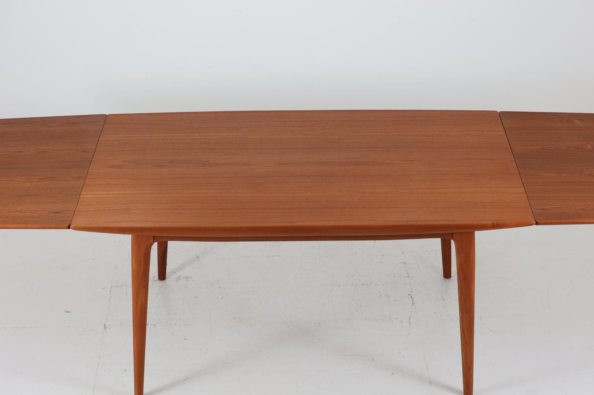 北欧より買い付けました。AlfredChristensenデザインのダイニングテーブルです。彼の代表作「ブーメランチェア」とセットでデザインされた「371」です。通常のダイニングテーブルとは異なり、拡張板を本体内部に収納する事により天板の細いラインが綺麗に表現されています。Slagelse社の熟練の職人によって作成されている現地でも数の少ない希少な作品です。