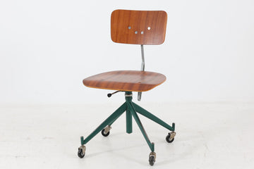 北欧より買い付けたKEVIチェアです。シンプルながらも永く愛されてる椅子です。脚の形状が非常に珍しいタイプで1950年代頃のお品と聞いております。