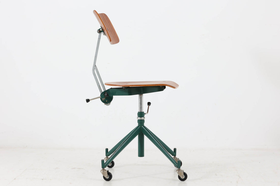 北欧より買い付けたKEVIチェアです。シンプルながらも永く愛されてる椅子です。脚の形状が非常に珍しいタイプで1950年代頃のお品と聞いております。