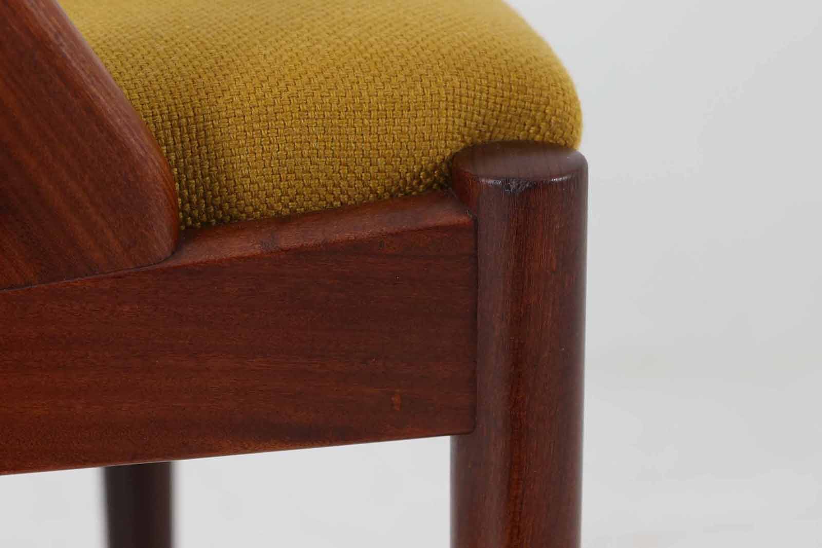 "カイ・クリスチャンセン"デザインのNV-31チェアです。現在日本でも「HANDY」という名称で復刻されております。こちらはビンテージ品で、復刻品には無いアフリカンチーク材のモデルです。座面と背面は張替えておりますので、快適な座り心地です。