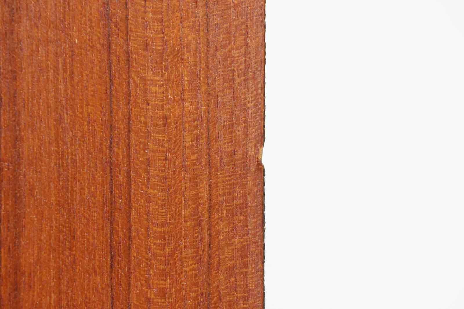 ArneWahlIversenデザインのライティングビューロです。上段は扉を開け閉めして使用するタイプです。引き棚タイプよりも開け閉めは面倒ですが、埃が入りにくくお掃除は楽です。削り出された取手や脚部の形状など、ArneWahlIversenならではのデザインとなっています。現地でも希少な商品です。扉の鍵が壊れていたため、扉用のボールキャッチを取り付けています。