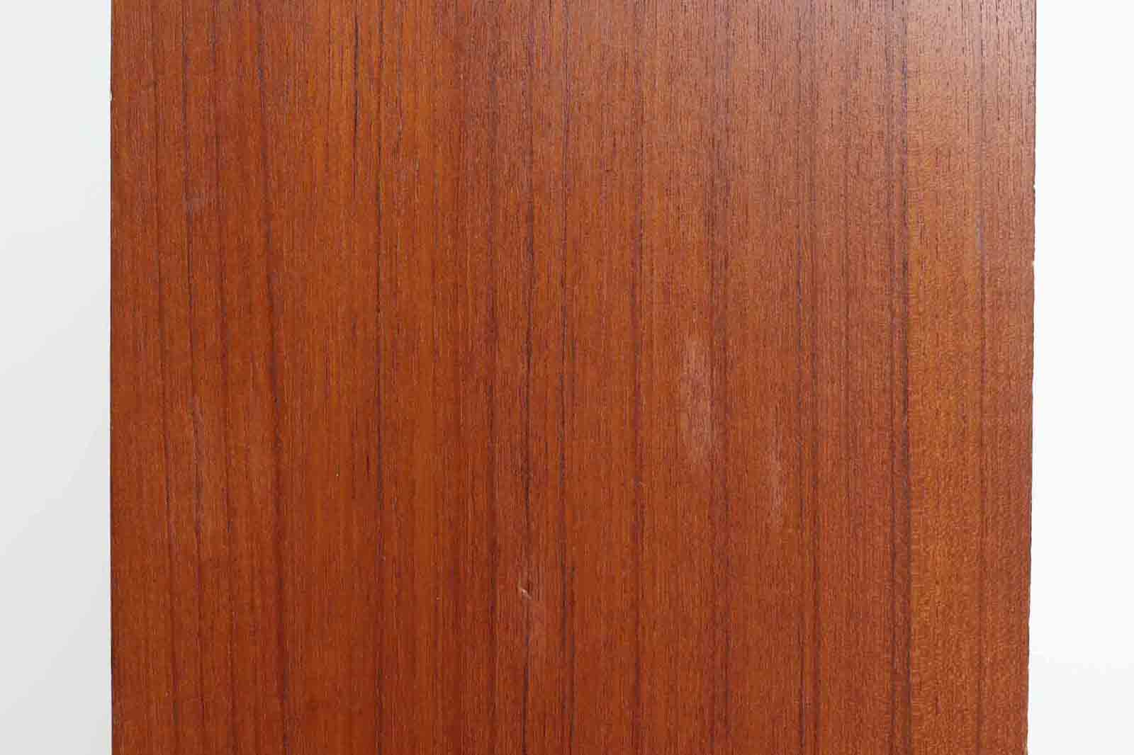 ArneWahlIversenデザインのライティングビューロです。上段は扉を開け閉めして使用するタイプです。引き棚タイプよりも開け閉めは面倒ですが、埃が入りにくくお掃除は楽です。削り出された取手や脚部の形状など、ArneWahlIversenならではのデザインとなっています。現地でも希少な商品です。扉の鍵が壊れていたため、扉用のボールキャッチを取り付けています。