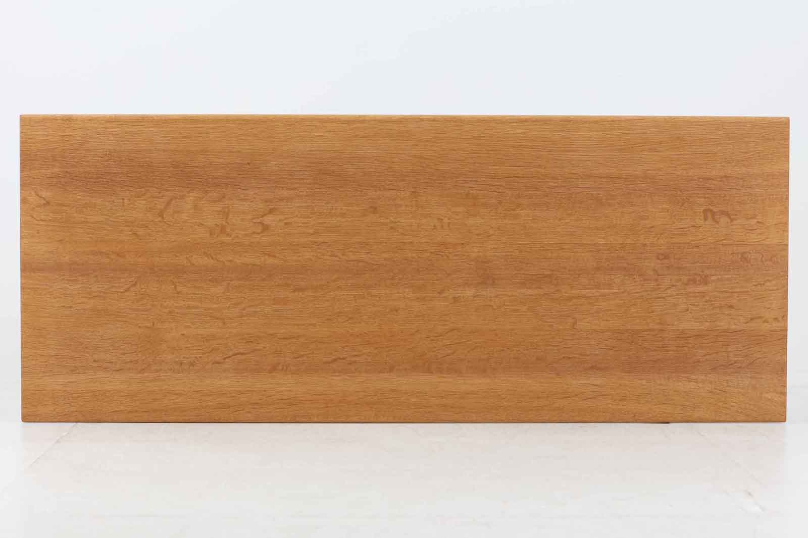 デンマークより買い付けたウェグナーによる「AT15」センターテーブルです。シンプルなデザインでどの様なソファにも合わせやすいと思います。