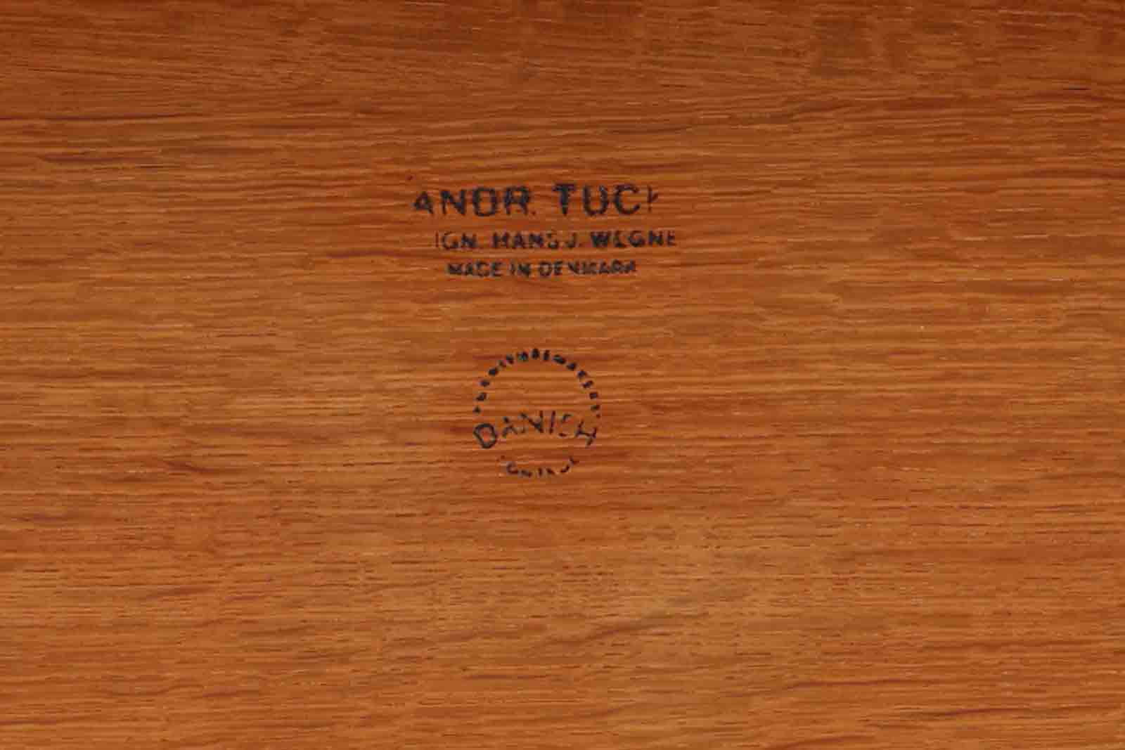 デンマークより買い付けたウェグナーによる「AT15」センターテーブルです。シンプルなデザインでどの様なソファにも合わせやすいと思います。