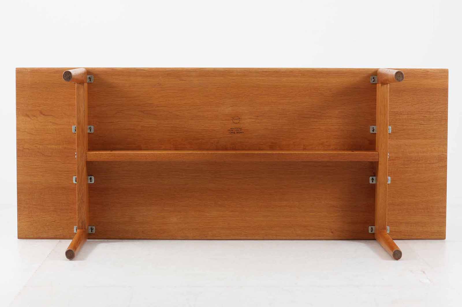 デンマークより買い付けたウェグナーによる「AT15」センターテーブルです。シンプルなデザインでどの様なソファにも合わせやすいと思います。