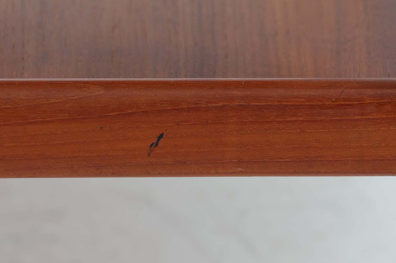 「HansJ.Wegner」によってデザインされた"AT45"ワゴンです。オーク材のモデルもございますが、こちらはチーク材の希少なモデルです。