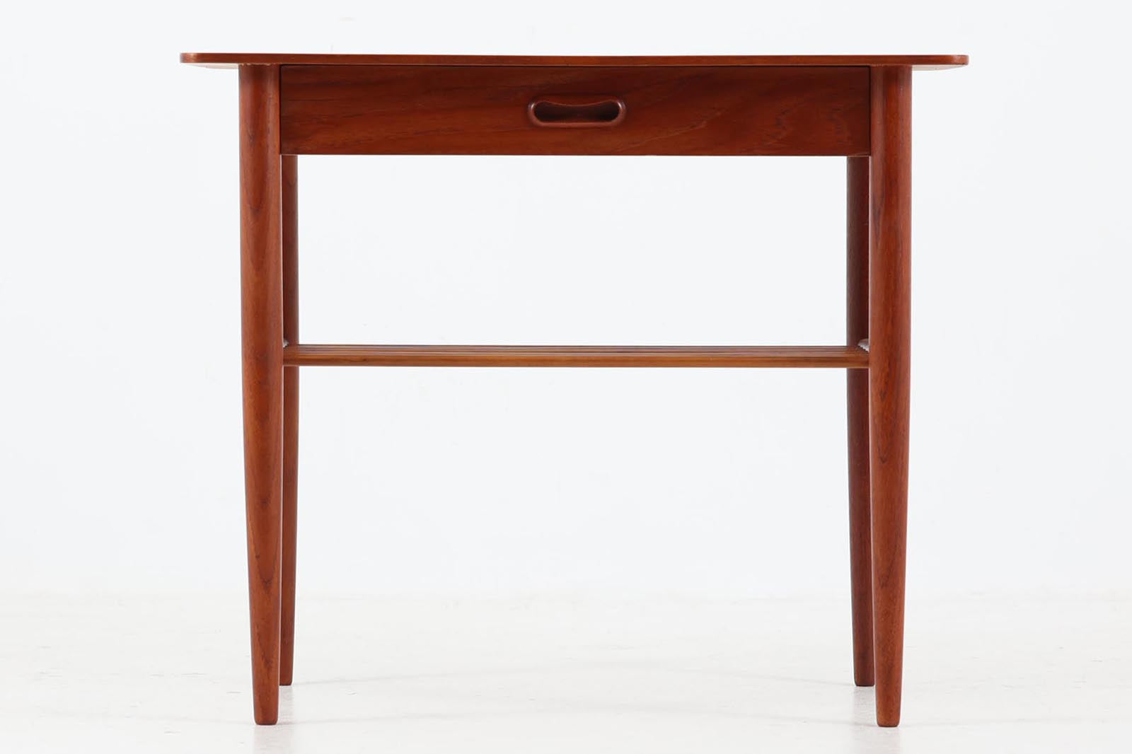 デンマークより買い付けたサイドチェストです。電話台やFAX台としてもご使用いただけます。小ぶりで可愛らしいデザインです。