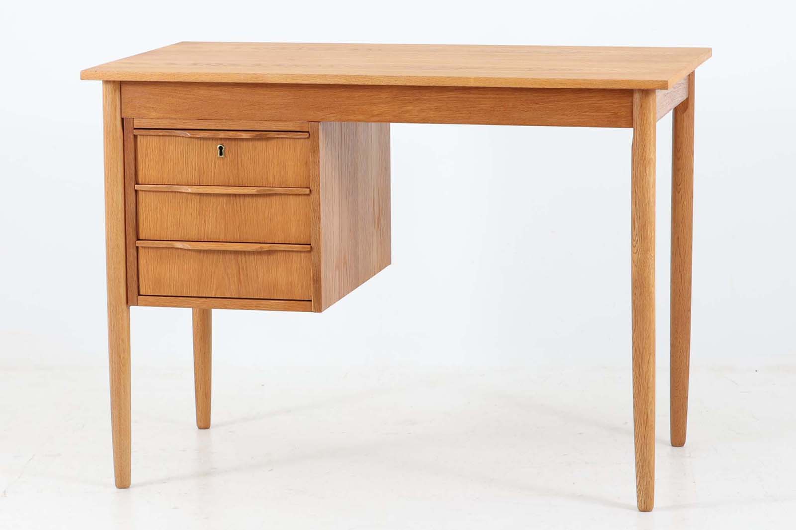 デンマークより買い付けました。オーク材が使用されたデスクは現地でも数が少なく希少です。シンプルで使いやすい小ぶりなサイズ感です。