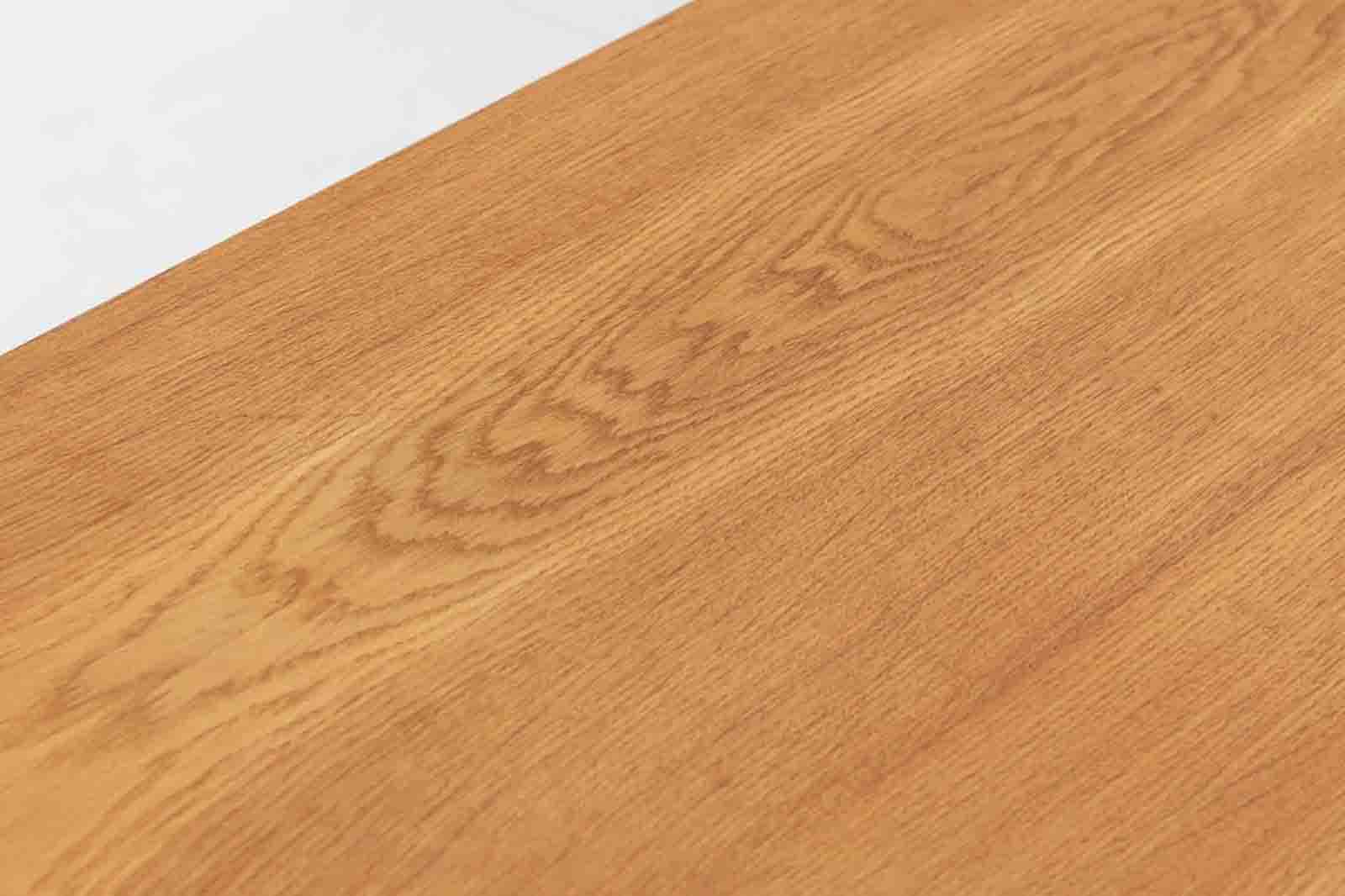 デンマークより買い付けました。オーク材が使用されたデスクは現地でも数が少なく希少です。シンプルで使いやすい小ぶりなサイズ感です。