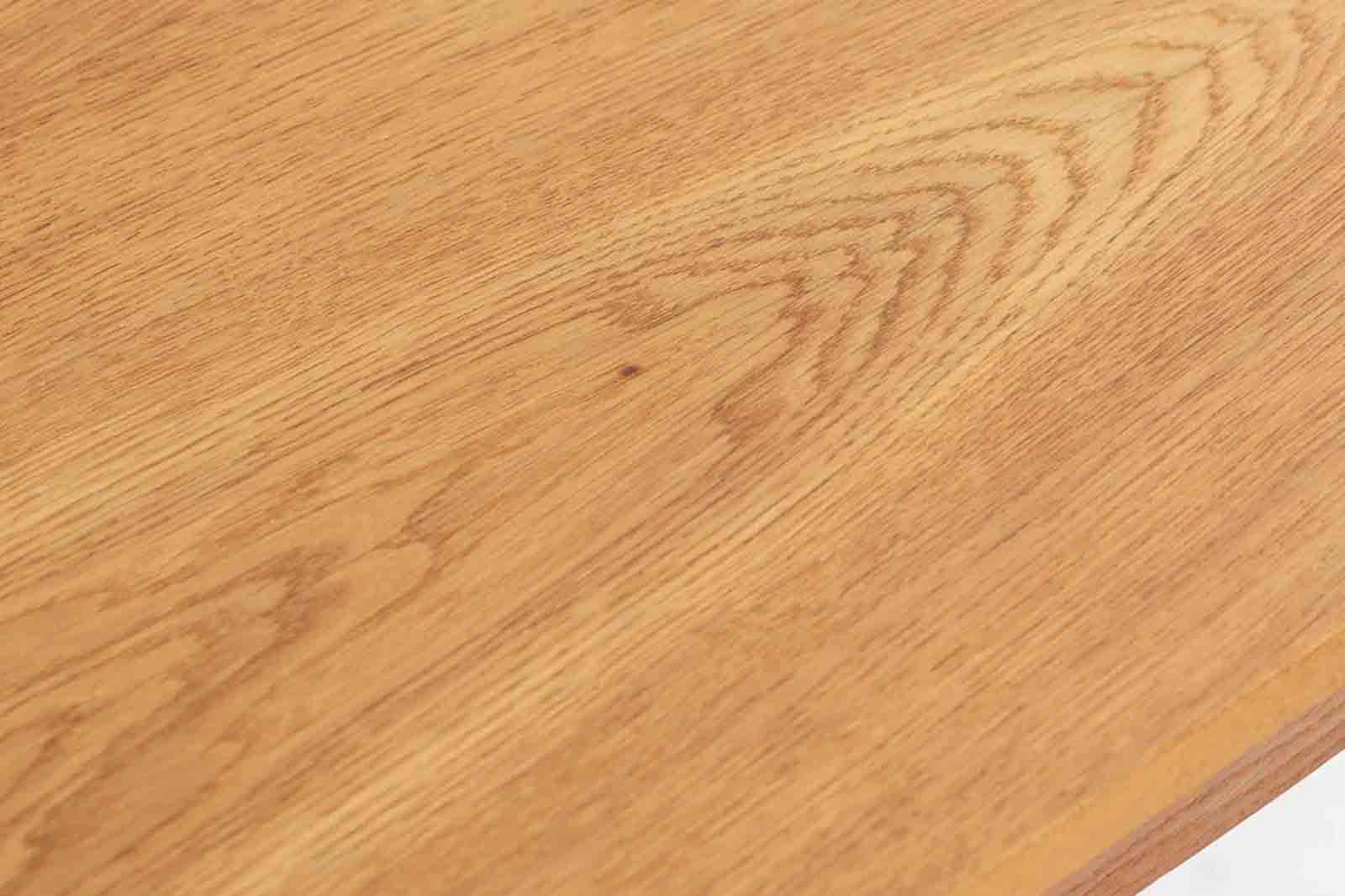 デンマークより買い付けました。オーク材が使用されたデスクは現地でも数が少なく希少です。シンプルで使いやすい小ぶりなサイズ感です。