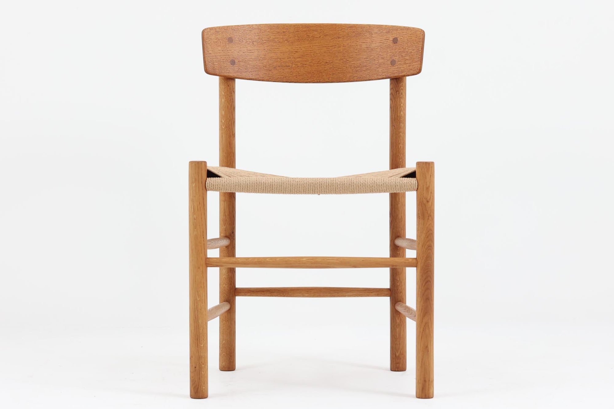 J39は1956年にデザインされ、そのシンプルで頑丈なデザインで広く知られ、「The People's Chair（人々の椅子）」としても呼ばれています。現在はFredericia社から販売されていますが、こちらは初期のFDB mobler社製のものです。経年変化により色味が変わったオーク材が魅力的です。ペーパーコードを剥がさないと見えませんが、製造年が記載されたFDB社の刻印があります。