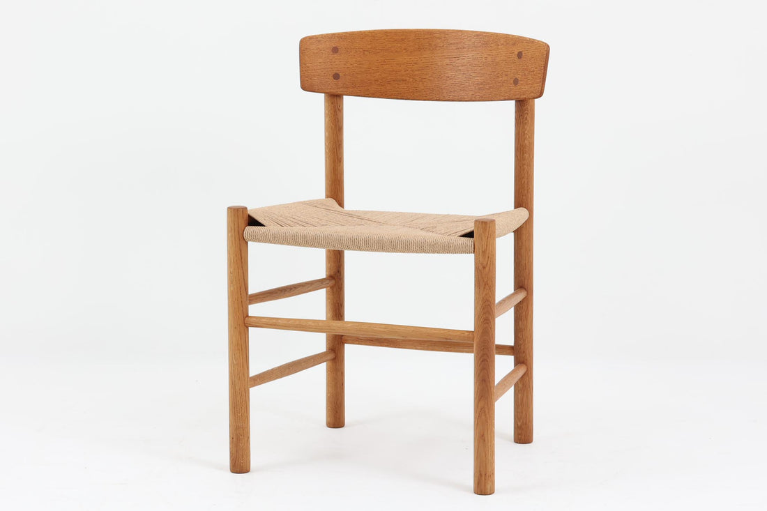 J39は1956年にデザインされ、そのシンプルで頑丈なデザインで広く知られ、「The People's Chair（人々の椅子）」としても呼ばれています。現在はFredericia社から販売されていますが、こちらは初期のFDB mobler社製のものです。経年変化により色味が変わったオーク材が魅力的です。ペーパーコードを剥がさないと見えませんが、製造年が記載されたFDB社の刻印があります。