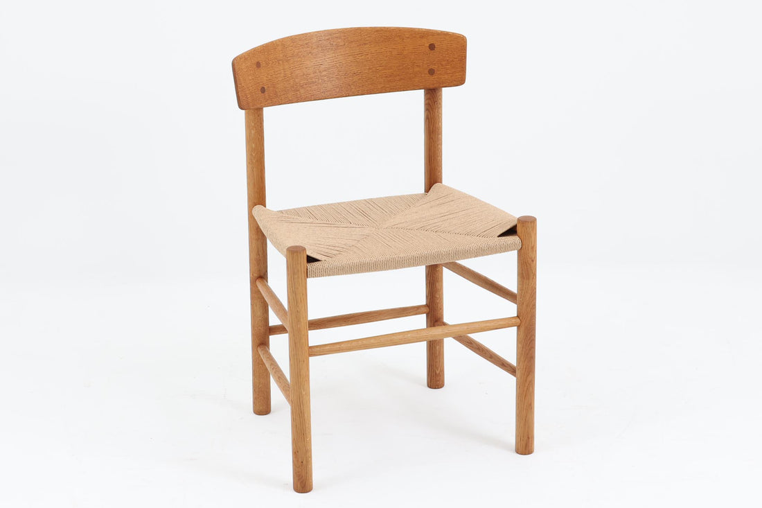 J39は1956年にデザインされ、そのシンプルで頑丈なデザインで広く知られ、「The People's Chair（人々の椅子）」としても呼ばれています。現在はFredericia社から販売されていますが、こちらは初期のFDB Mobler社製のものです。経年変化により色味が変わったオーク材が魅力的です。ペーパーコードを剥がさないと見えませんが、製造年が記載されたFDB社の刻印があります。