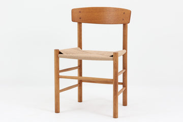 J39は1956年にデザインされ、そのシンプルで頑丈なデザインで広く知られ、「The People's Chair（人々の椅子）」としても呼ばれています。現在はFredericia社から販売されていますが、こちらは初期のFDB mobler社製のものです。経年変化により色味が変わったオーク材が魅力的です。ペーパーコードを剥がさないと見えませんが、製造年が記載されたFDB社の刻印があります。