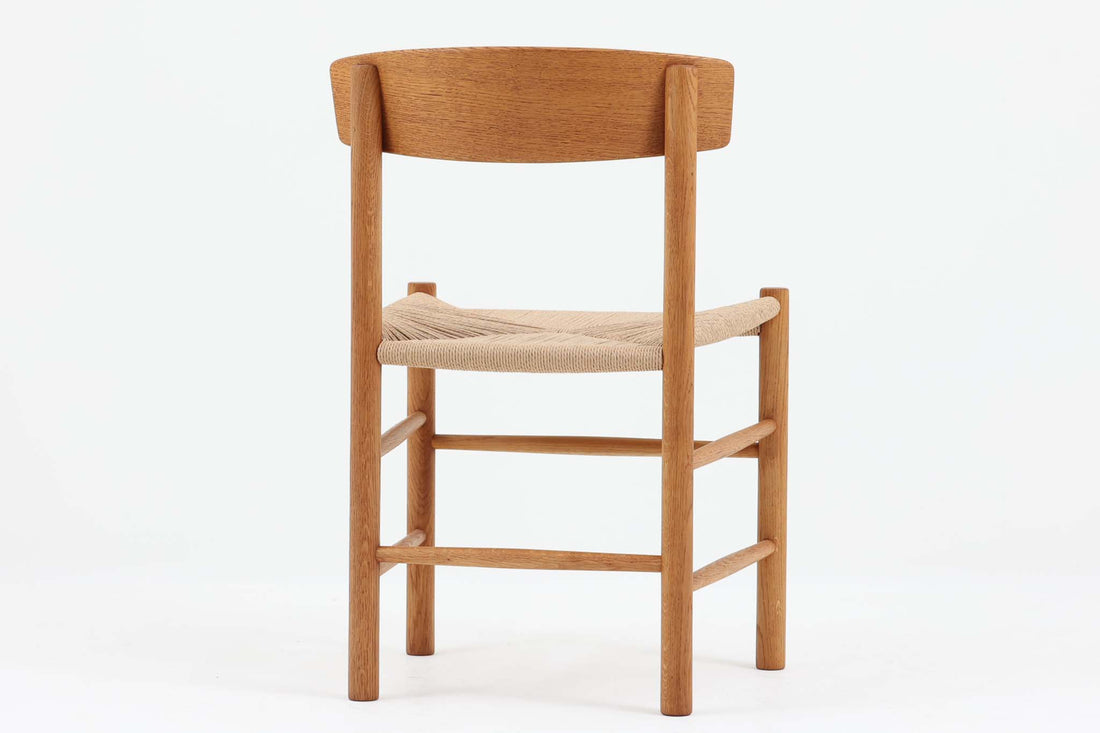 J39は1956年にデザインされ、そのシンプルで頑丈なデザインで広く知られ、「The People's Chair（人々の椅子）」としても呼ばれています。現在はFredericia社から販売されていますが、こちらは初期のFDB mobler社製のものです。経年変化により色味が変わったオーク材が魅力的です。ペーパーコードを剥がさないと見えませんが、製造年が記載されたFDB社の刻印があります。