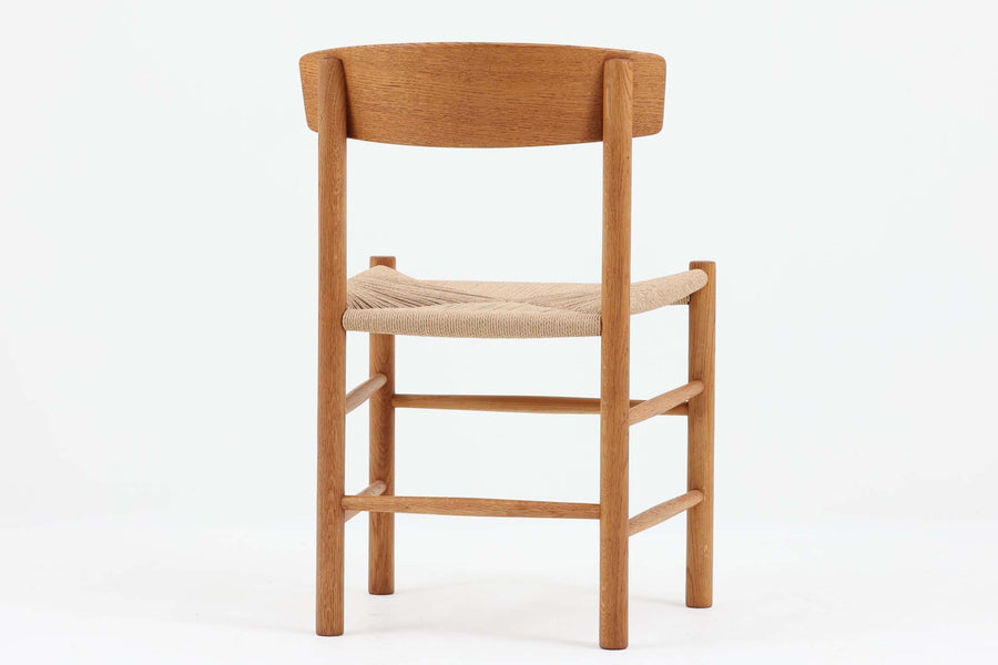 J39は1956年にデザインされ、そのシンプルで頑丈なデザインで広く知られ、「The People's Chair（人々の椅子）」としても呼ばれています。現在はFredericia社から販売されていますが、こちらは初期のFDB Mobler社製のものです。経年変化により色味が変わったオーク材が魅力的です。ペーパーコードを剥がさないと見えませんが、製造年が記載されたFDB社の刻印があります。