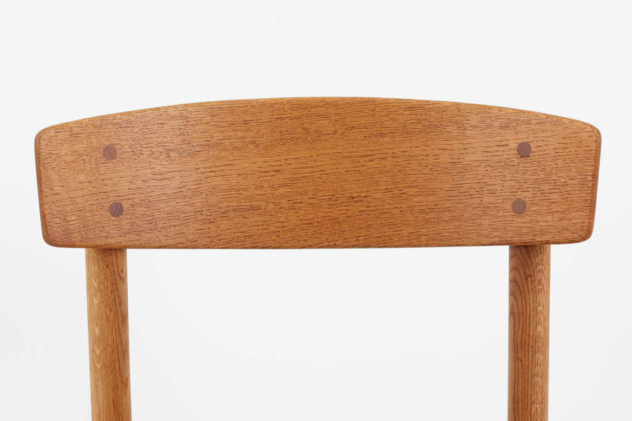 J39は1956年にデザインされ、そのシンプルで頑丈なデザインで広く知られ、「The People's Chair（人々の椅子）」としても呼ばれています。現在はFredericia社から販売されていますが、こちらは初期のFDB mobler社製のものです。経年変化により色味が変わったオーク材が魅力的です。ペーパーコードを剥がさないと見えませんが、製造年が記載されたFDB社の刻印があります。