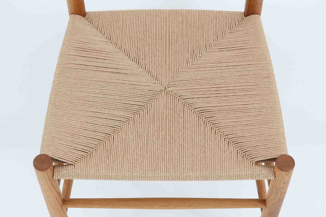 J39は1956年にデザインされ、そのシンプルで頑丈なデザインで広く知られ、「The People's Chair（人々の椅子）」としても呼ばれています。現在はFredericia社から販売されていますが、こちらは初期のFDB mobler社製のものです。経年変化により色味が変わったオーク材が魅力的です。ペーパーコードを剥がさないと見えませんが、製造年が記載されたFDB社の刻印があります。