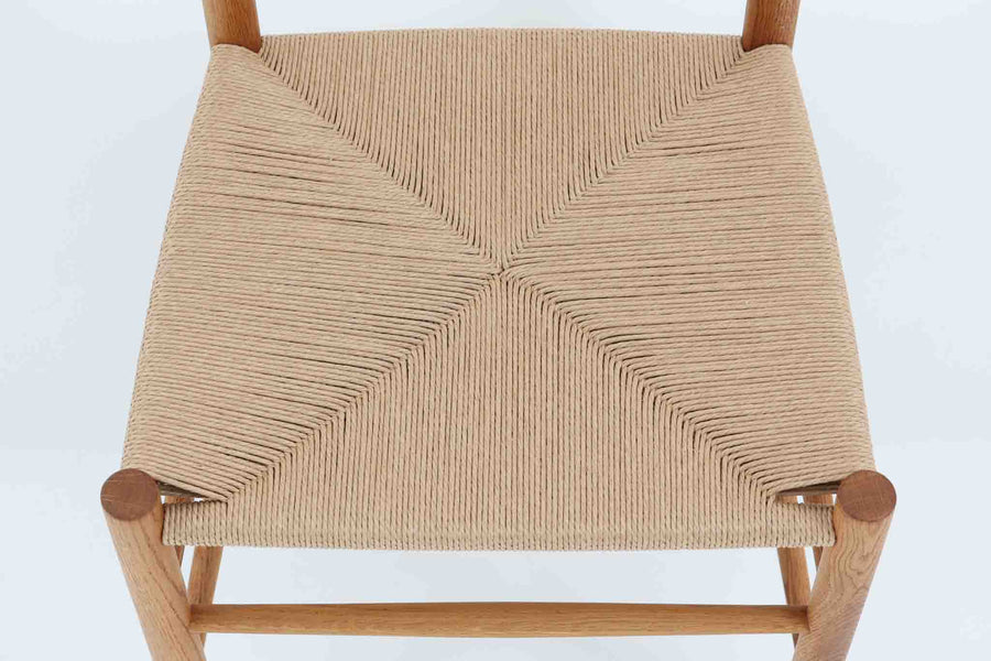 J39は1956年にデザインされ、そのシンプルで頑丈なデザインで広く知られ、「The People's Chair（人々の椅子）」としても呼ばれています。現在はFredericia社から販売されていますが、こちらは初期のFDB mobler社製のものです。経年変化により色味が変わったオーク材が魅力的です。ペーパーコードを剥がさないと見えませんが、製造年が記載されたFDB社の刻印があります。