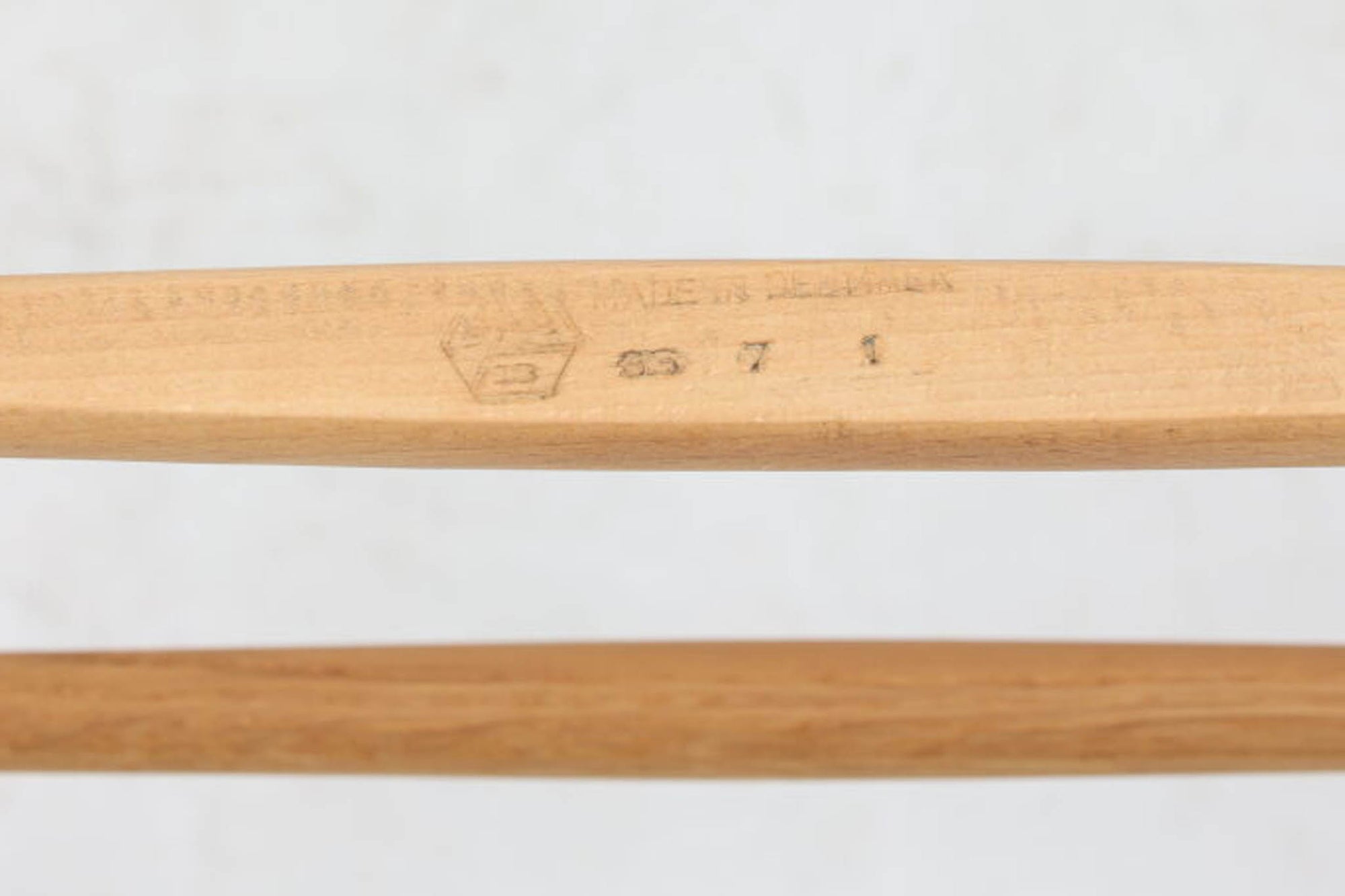 J39は1956年にデザインされ、そのシンプルで頑丈なデザインで広く知られ、「The People's Chair（人々の椅子）」としても呼ばれています。現在はFredericia社から販売されていますが、こちらは初期のFDB mobler社製のものです。経年変化により色味が変わったオーク材が魅力的です。ペーパーコードを剥がさないと見えませんが、製造年が記載されたFDB社の刻印があります。