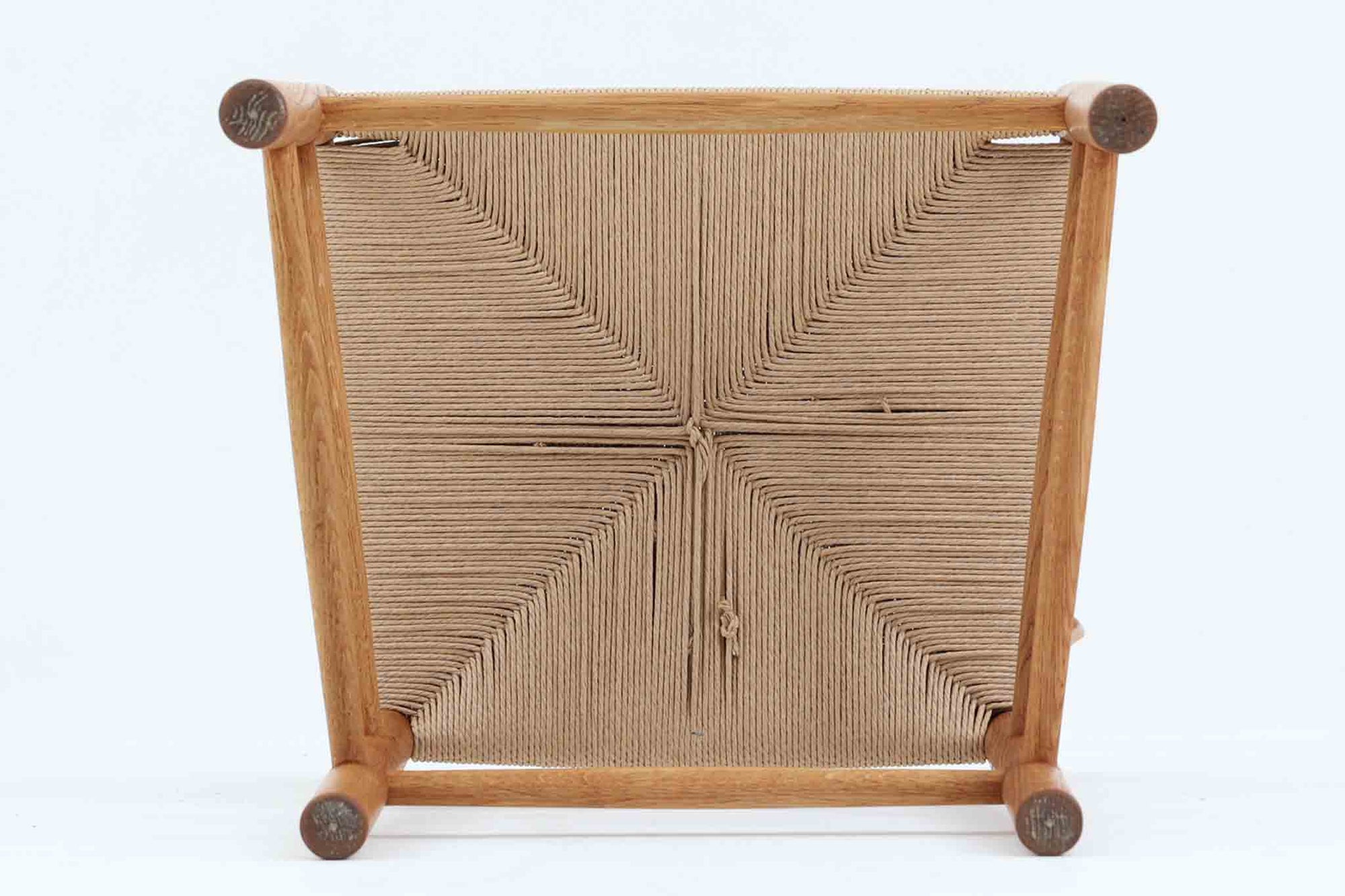 J39は1956年にデザインされ、そのシンプルで頑丈なデザインで広く知られ、「The People's Chair（人々の椅子）」としても呼ばれています。現在はFredericia社から販売されていますが、こちらは初期のFDB mobler社製のものです。経年変化により色味が変わったオーク材が魅力的です。ペーパーコードを剥がさないと見えませんが、製造年が記載されたFDB社の刻印があります。