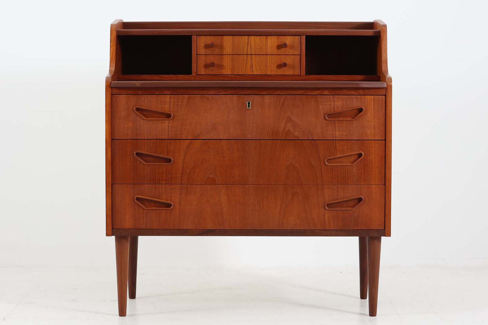 デンマークより買い付けた"ライティングビューロ"です。引き棚、引き出しがありますので、デスク、小物の飾り棚としてお使い頂けます。良質なチーク材が使用されており、熟練の職人によって作成された家具には既製品には無い高級感がございます。ビンテージ品ならではのデザインです。