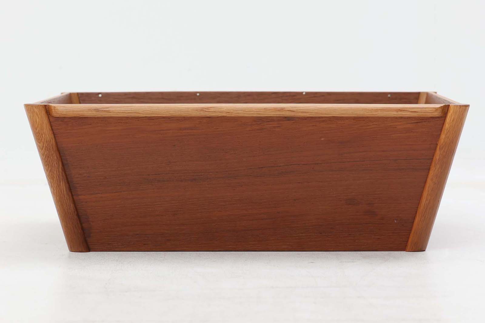 木製の収納ボックスです。ビンテージ品ならではの味わい深い雰囲気です。