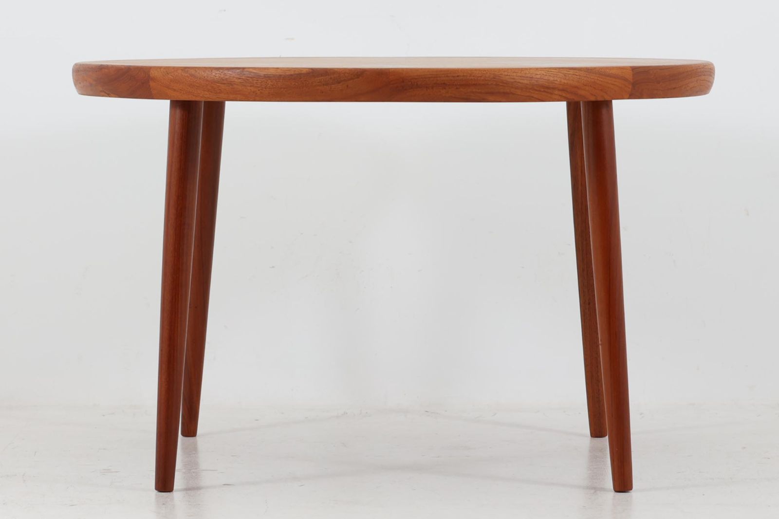 北欧より買い付けたセンターテーブルです。天板の綺麗な木目(スターバースト)は、熟練の職人の手によって計算されて張られています。また、天板の縁は厚めの無垢材がジョイントされており、見た目だけで無くクオリティーの高い作品となっています。本体には良質なチーク材が使用されています。