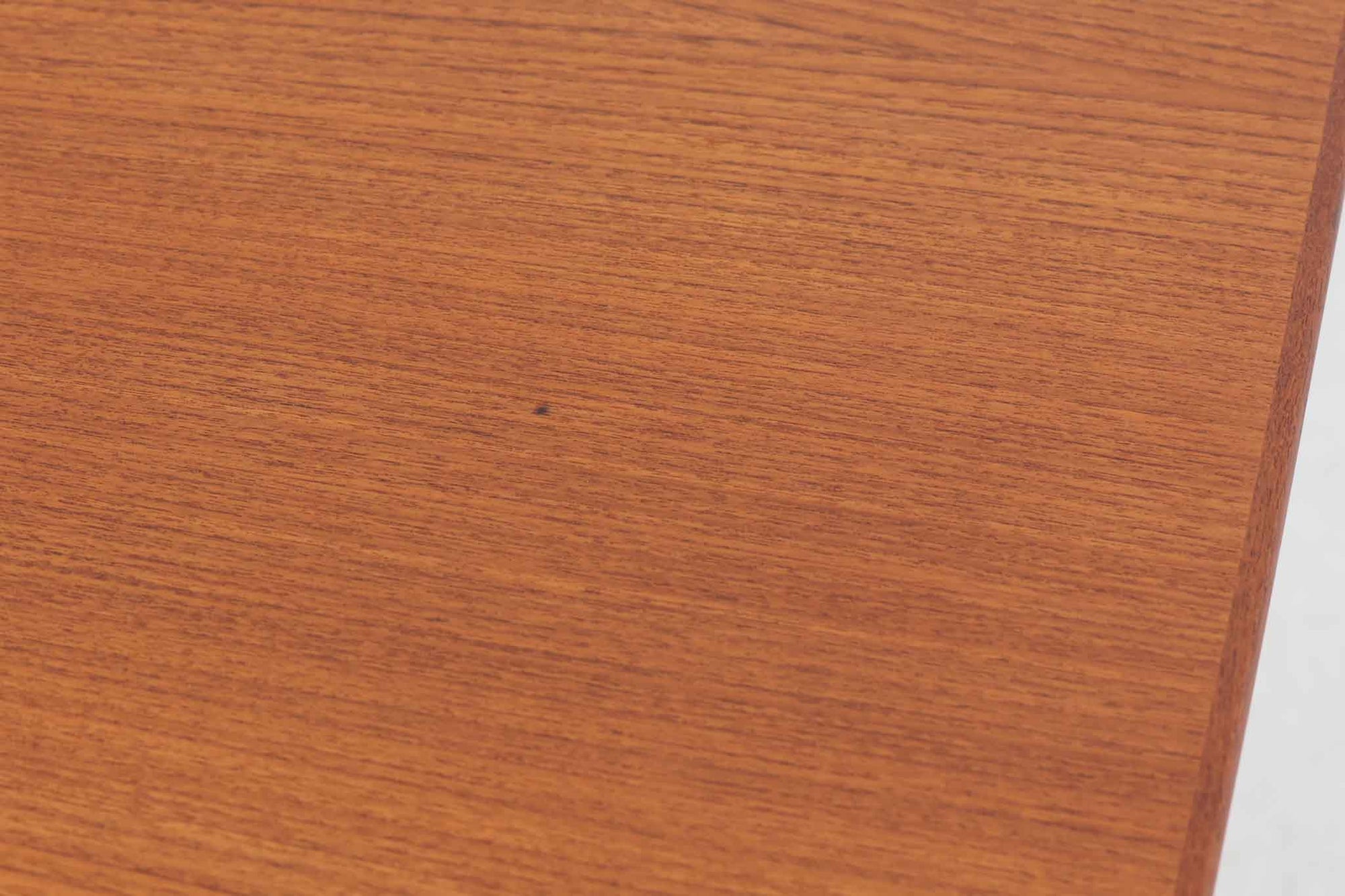 北欧より買い付けた希少な正方形の拡張式ダイニングテーブルです。チーク材の木肌が綺麗で、ダイニングを明るく演出してくれそうです。片方だけ拡張板を広げて使用可能です。