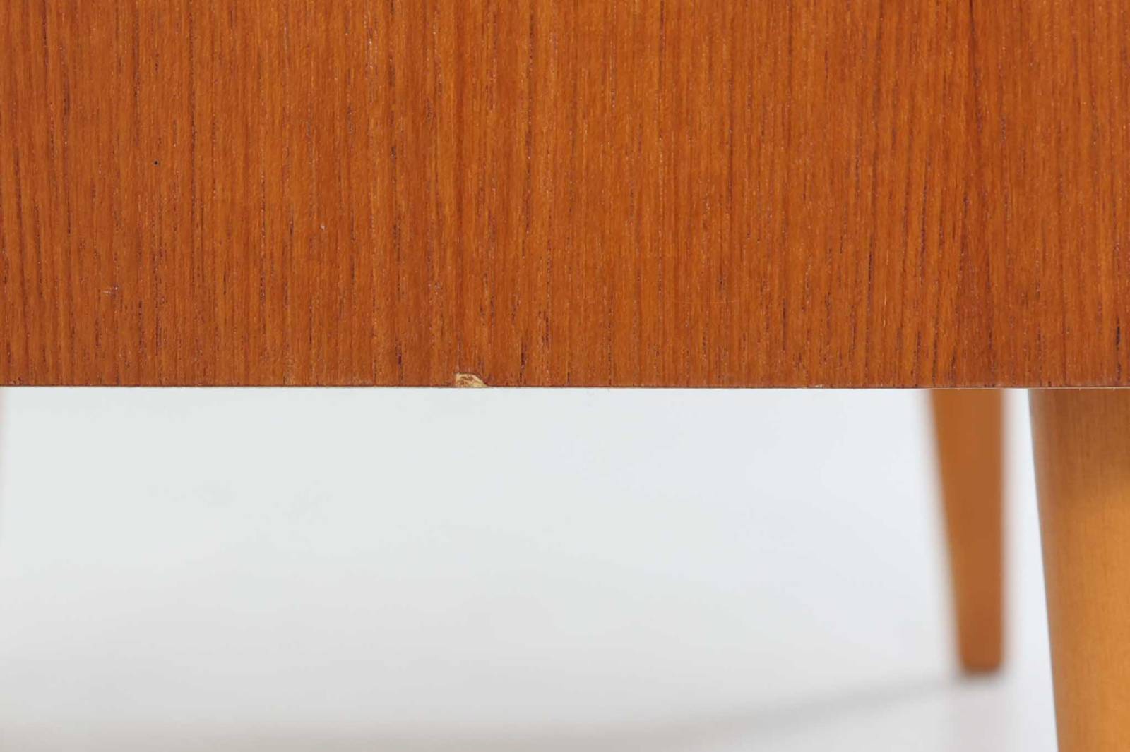 スウェーデンより買い付けたかわいらしい3段チェストです。