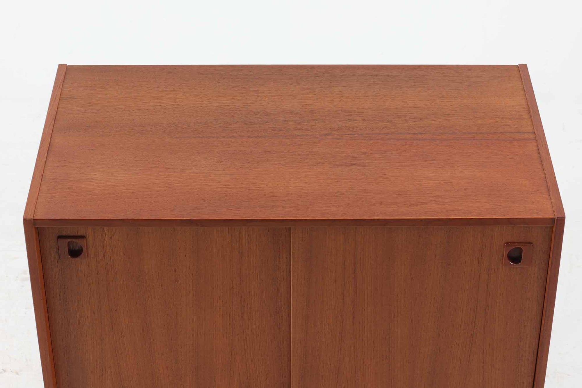 北欧より買い付けたローボードです。シンプルなフォルムで、良質なチーク材が使用されており、暖かみのある木肌が魅力的です。