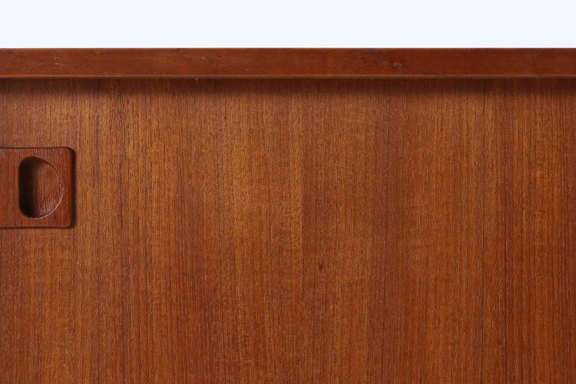 北欧より買い付けたローボードです。シンプルなフォルムで、良質なチーク材が使用されており、暖かみのある木肌が魅力的です。