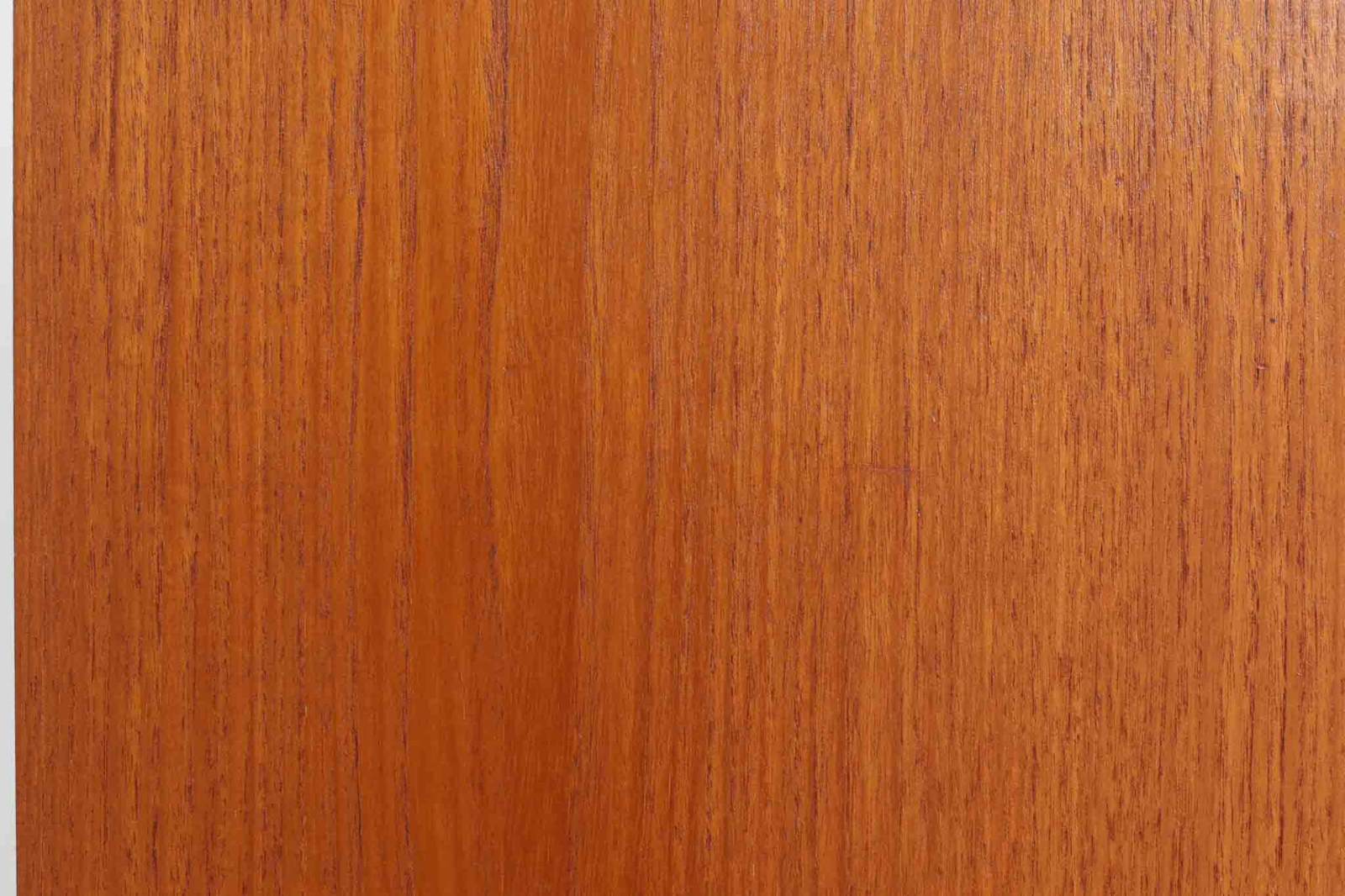 北欧より買い付けたローボードです。シンプルなフォルムで、良質なチーク材が使用されており、暖かみのある木肌が魅力的です。