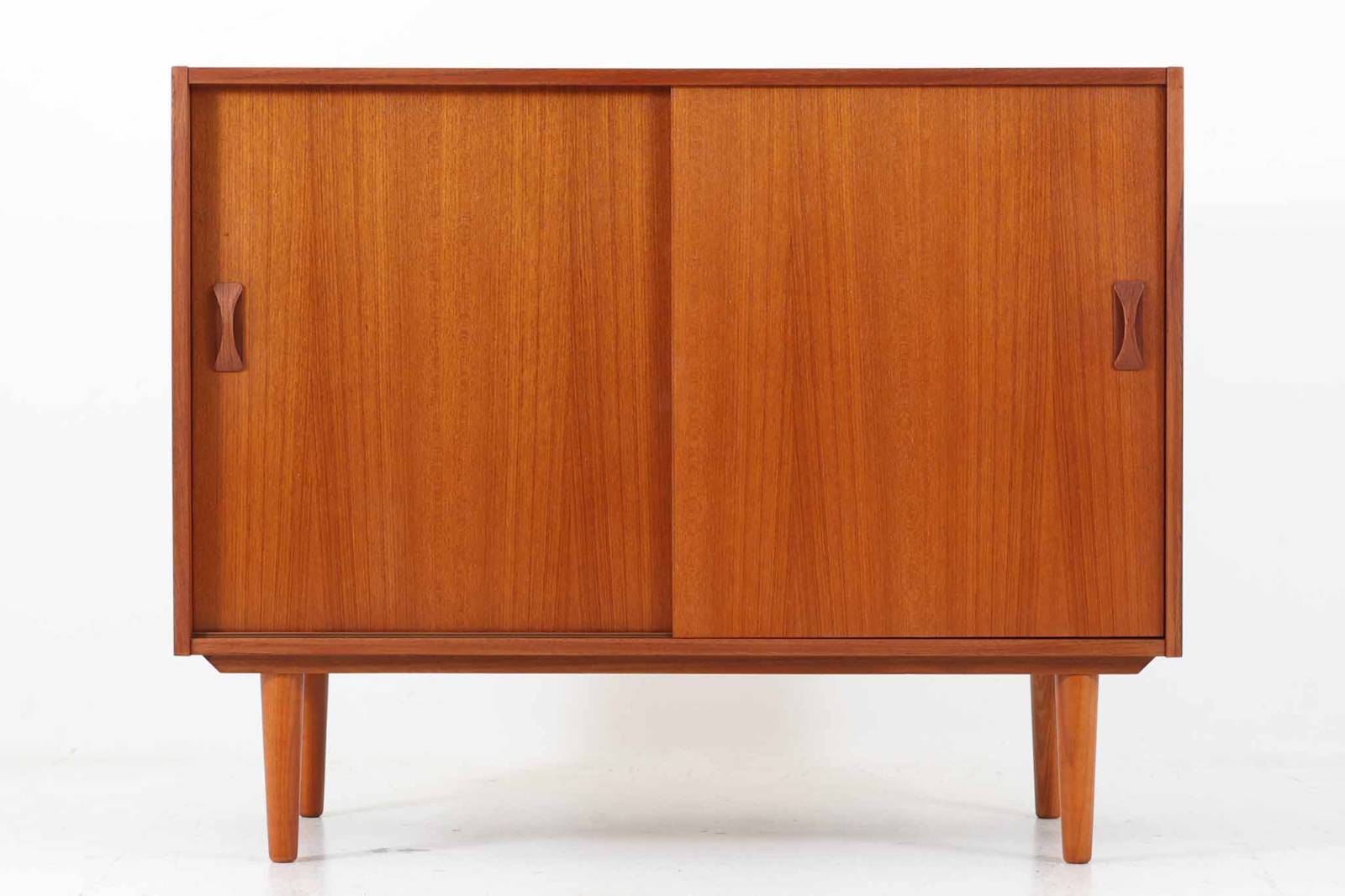 北欧より買い付けたローボードです。シンプルなフォルムで、良質なチーク材が使用されており、暖かみのある木肌が魅力的です。