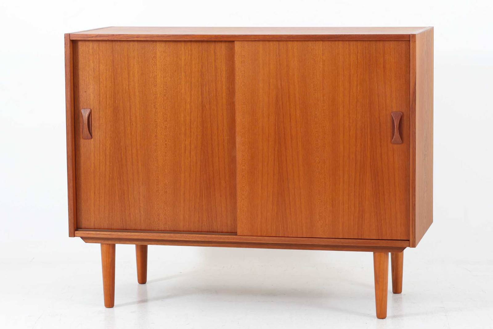 北欧より買い付けたローボードです。シンプルなフォルムで、良質なチーク材が使用されており、暖かみのある木肌が魅力的です。