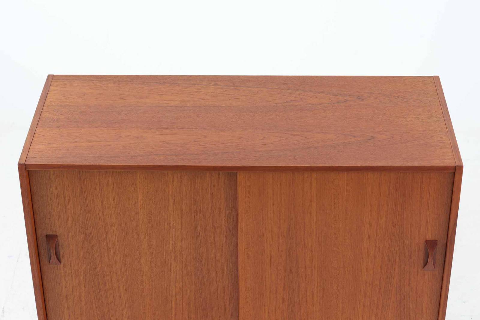 北欧より買い付けたローボードです。シンプルなフォルムで、良質なチーク材が使用されており、暖かみのある木肌が魅力的です。
