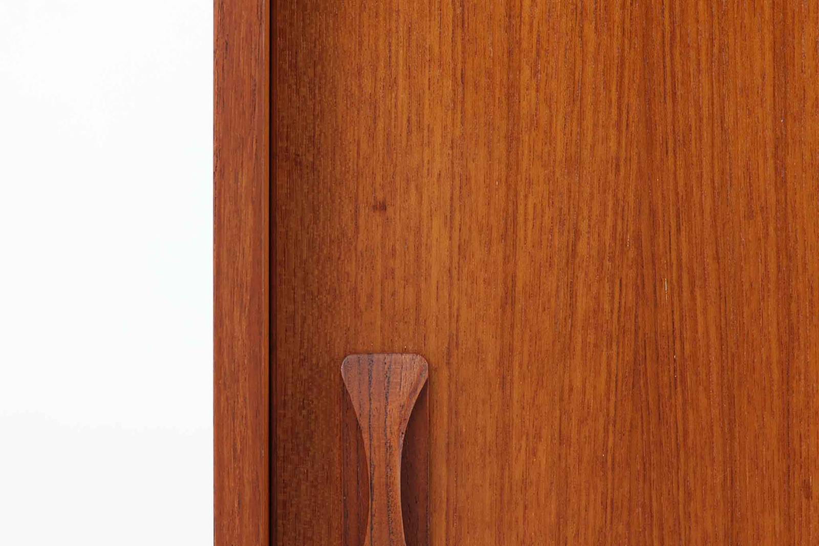 北欧より買い付けたローボードです。シンプルなフォルムで、良質なチーク材が使用されており、暖かみのある木肌が魅力的です。